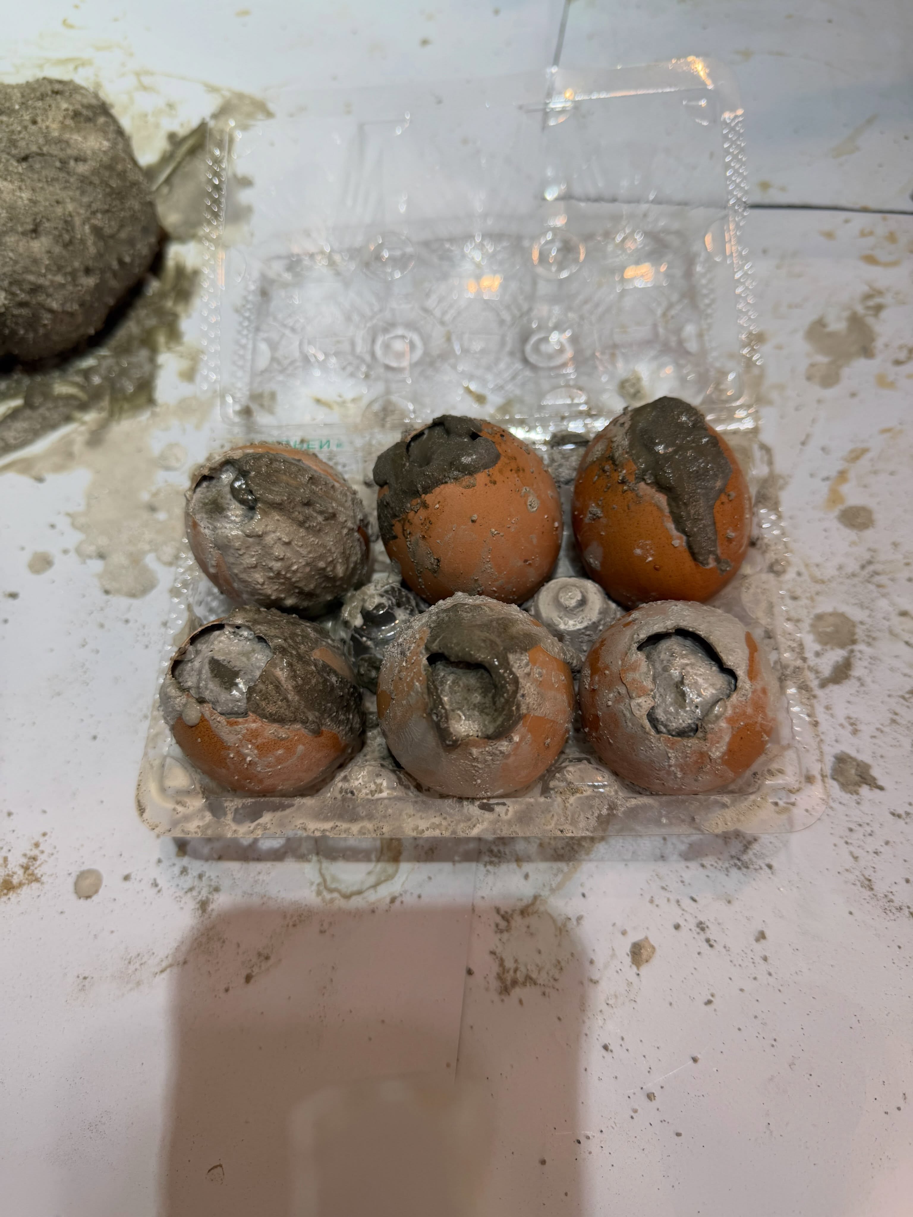 卵の形を使ってモルタルを重ねた制作途中の小物